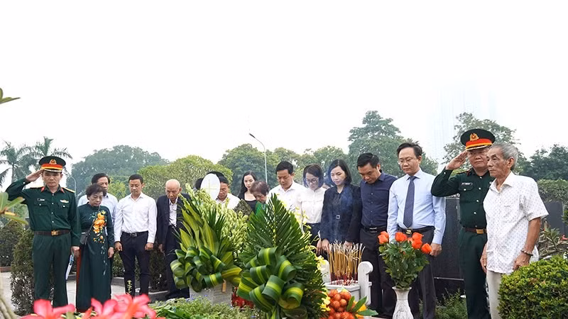 Đoàn đại biểu tỉnh Quảng Bình viếng mộ Thiếu tướng Hoàng Sâm tại Nghĩa trang Mai Dịch, thành phố Hà Nội