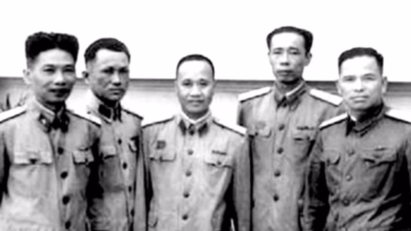 Thiếu tướng Hoàng Sâm (thứ 2 bên phải) tại Đại hội Đảng lần thứ III (Ảnh tư liệu)
