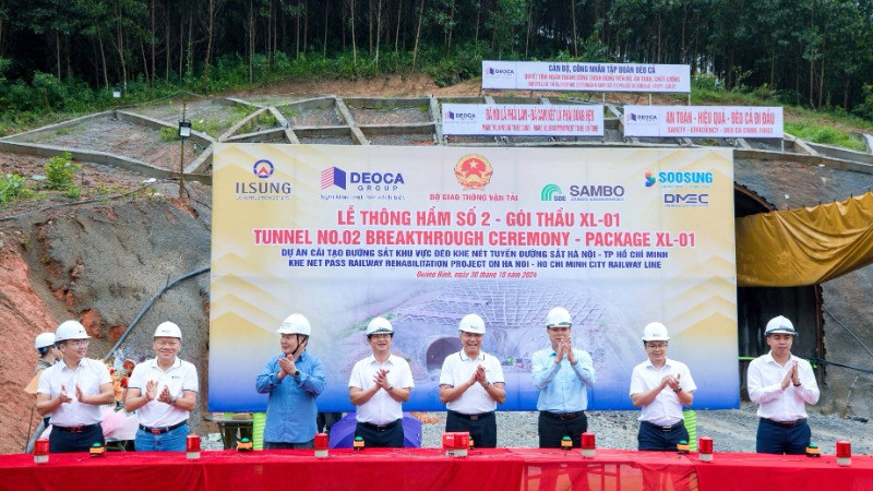 Các đại biểu làm thủ tục thông hầm số 2, dự án cải tạo đường sắt khu vực đèo Khe Nét