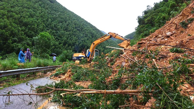 Đơn vị thi công khẩn trương xử lý các vị trí sạt lở để thông tuyến quốc lộ 9B trong chiều nay 30/10