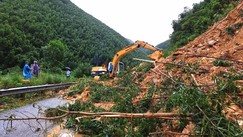 Đơn vị thi công khẩn trương xử lý các vị trí sạt lở để thông tuyến quốc lộ 9B trong chiều nay 30/10