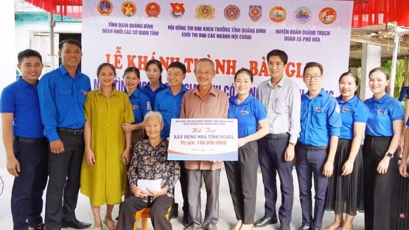 Đoàn Khối các cơ quan tỉnh Quảng Bình phối hợp với Khối thi đua các ngành Nội chính tỉnh tặng nhà tình nghĩa tại xã Phù Hóa, huyện Quảng Trạch.