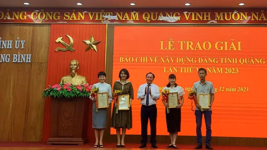 Phó Bí thư Thường trực Tỉnh ủy Quảng Bình Trần Hải Châu trao giải A cho nhóm tác giả của Đài phát thanh-Truyền tỉnh.