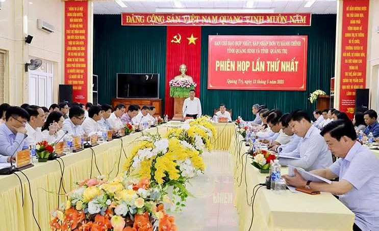 Quang cảnh phiên họp lần thứ nhất Ban Chỉ đạo hợp nhất, sáp nhập đơn vị hành chính tỉnh Quảng Bình và tỉnh Quảng Trị.