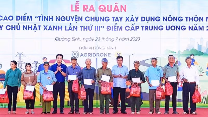 Đại diện Ban Bí thư Trung ương Đoàn và lãnh đạo tỉnh Quảng Bình tặng quà cho người dân tại Minh Hóa