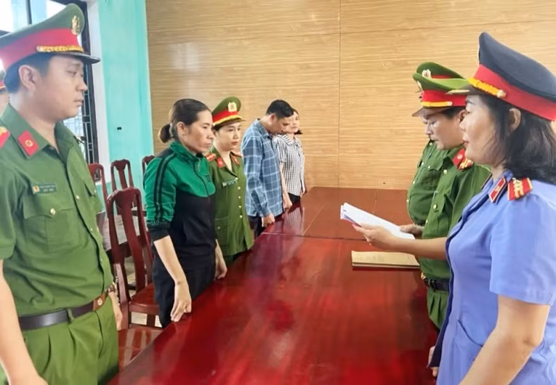 Công an tỉnh Quảng Bình khởi tố Nguyễn Thị Loan (áo xanh đen) về tội tham ô tài sản. (Ảnh: Công an Quảng Bình)