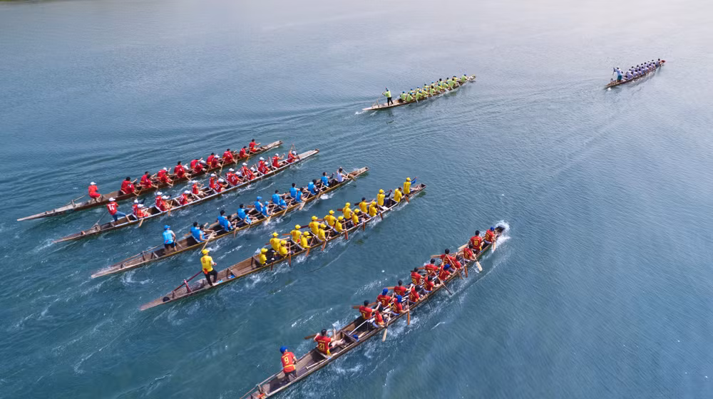 Các thuyền bơi sôi nổi đua tranh và bứt tốc về đích