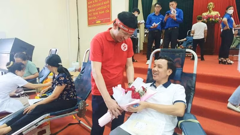 Phó Chủ tịch Ủy ban nhân dân tỉnh Quảng Bình Hồ An Phong tặng hoa, động viên cho tình nguyện viên hiến máu.