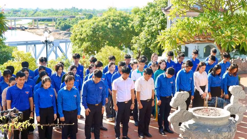 Các đại biểu và đoàn viên, thanh niên dâng hương các Anh hùng, liệt sĩ tại Đền tưởng niệm liệt sĩ Trường Sơn bến phà Long Đại.
