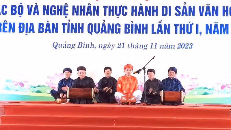 Biểu diễn hát sắc bùa của các nghệ nhân dân gian huyện Minh Hóa (Quảng Bình).