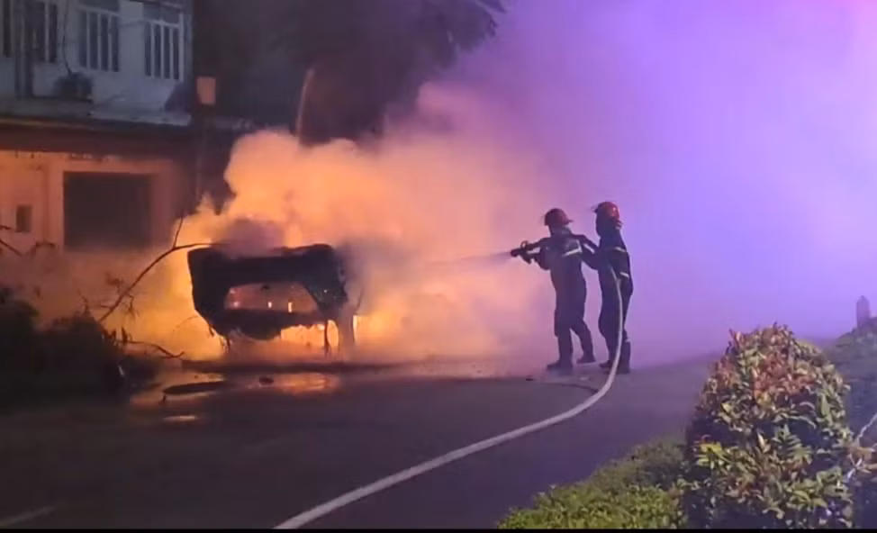 Sau khi đâm vào vòng xuyến, chiếc ô-tô bốc cháy dữ dội.