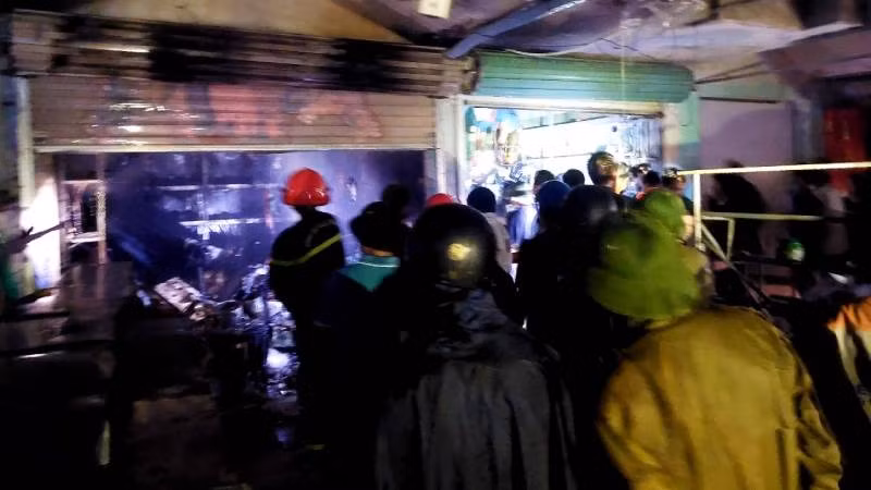 Lực lượng chữa cháy của Công an Quảng Bình nỗ lực dập lửa tại chợ Ba Đồn.