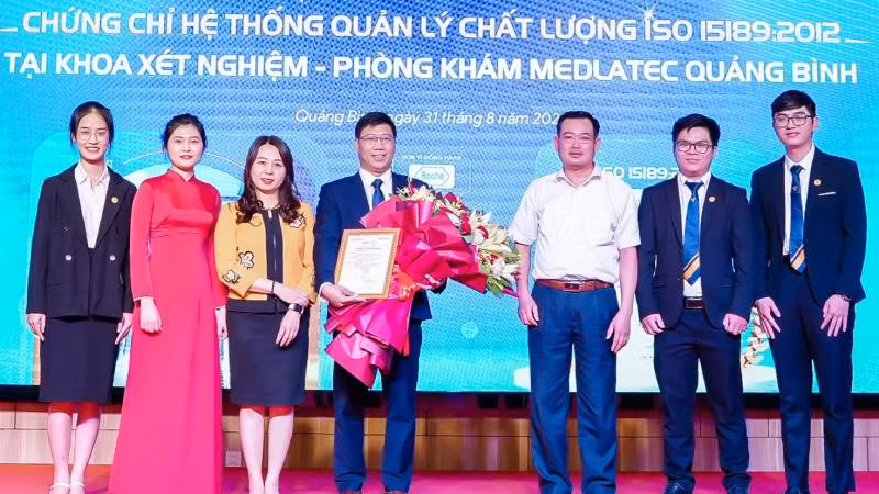 Đại diện lãnh đạo Medlatec Quảng Bình nhận chứng chỉ chất lượng ISO 15189:2012 trong xét nghiệm.