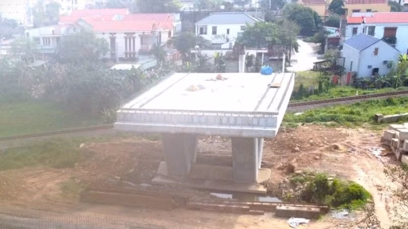 Cầu vượt đường sắt ở trung tâm thành phố Đồng Hới bị chậm tiến độ do vướng mặt bằng. (Ảnh minh họa)