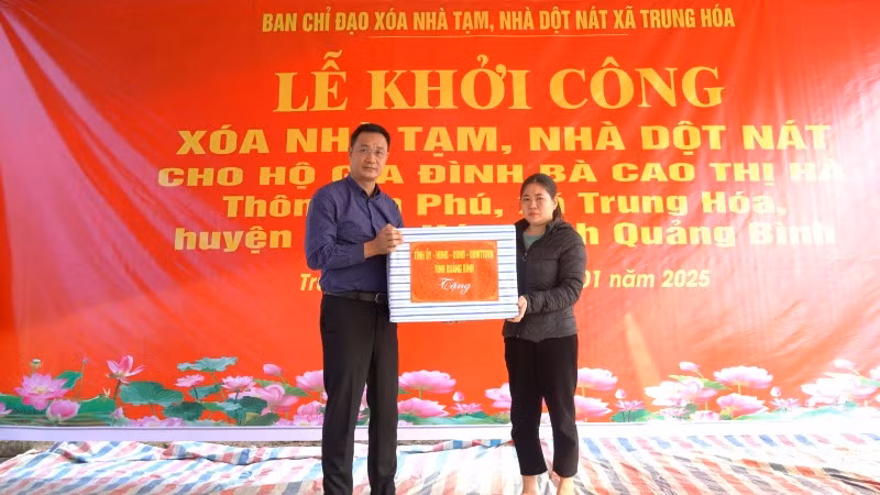 Bí thư Tỉnh ủy Quảng Bình Lê Ngọc Quang tặng quà cho gia đình bà Cao Thị Hà ở xã Trung Hóa, huyện Minh Hóa.