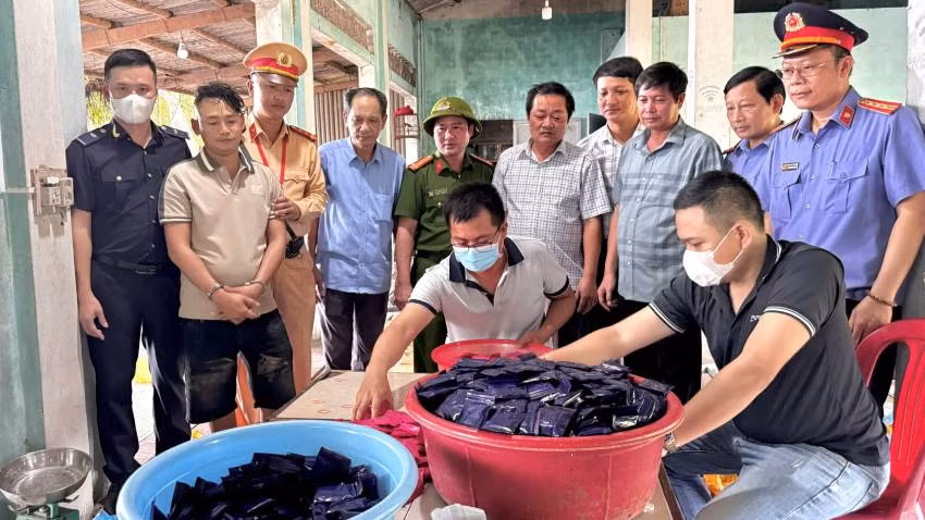 Đối tượng Nguyễn Xuân Huyên (thứ 2 từ trái sang, hàng đứng) và số ma túy bị lực lượng chức năng bắt giữ (Ảnh: Công an Quảng Bình)