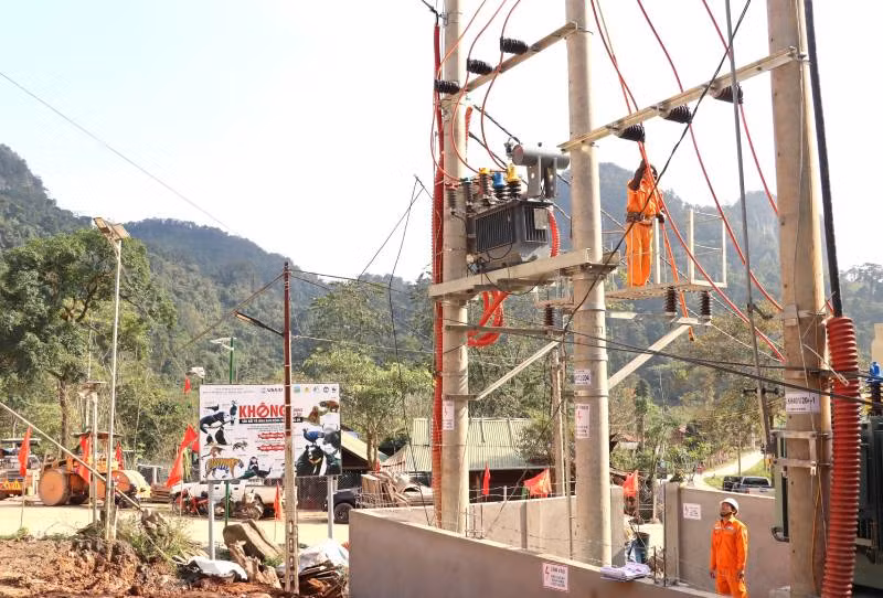 Công nhân Công ty điện lực Quảng Bình đóng điện chính thức cấp điện lưới quốc gia cho đồng bào A Rem xã Tân Trạch, huyện Bố Trạch.