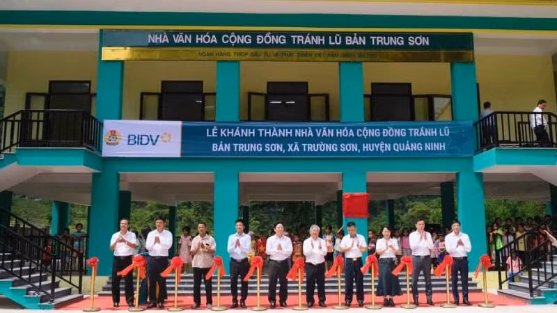 Các đại biểu cắt băng khánh thành và đưa vào sử dụng công trình.