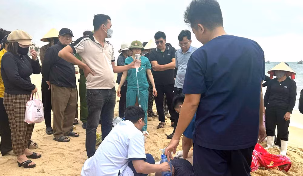 Nạn nhân được cấp cứu trên bãi biển nhưng không qua khỏi.
