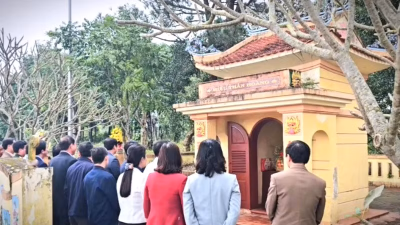 Các đại biểu huyện Lệ Thủy dâng hương di tích lịch sử miếu Thành Hoàng, xã Tân Thủy.