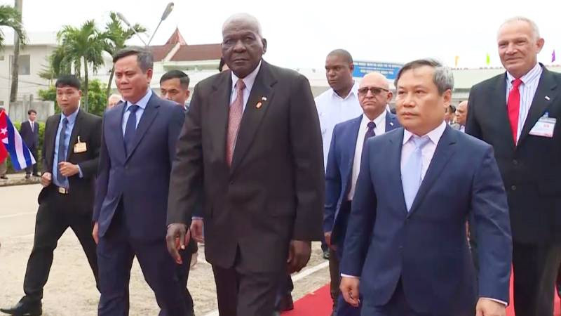 Đồng chí Esteban Lazo Hernandez và Đoàn đại biểu Cuba thăm Bệnh viện hữu nghị Việt Nam-Cuba Đồng Hới.