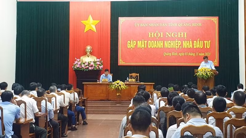 Quang cảnh hội nghị gặp mặt, đối thoại với doanh nghiệp và chủ đầu tư của tỉnh Quảng Bình.