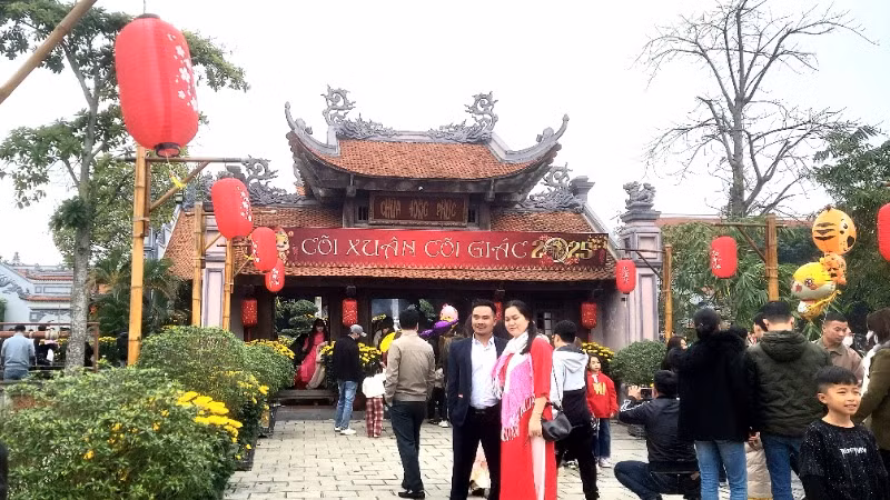 Người dân và du khách thăm chùa Hoằng Phúc ở huyện Lệ Thủy.