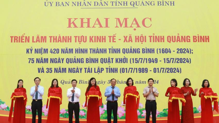 Lãnh đạo tỉnh Quảng Bình cắt băng khai mạc triển lãm.