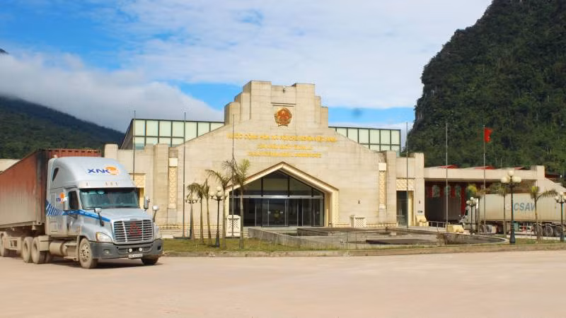 Cửa khẩu quốc tế Cha Lo (Quảng Bình) - đầu mối giao thương hàng hóa của khu vực Bắc Trung bộ với các tỉnh ở trung Lào và đông bắc Thái Lan.