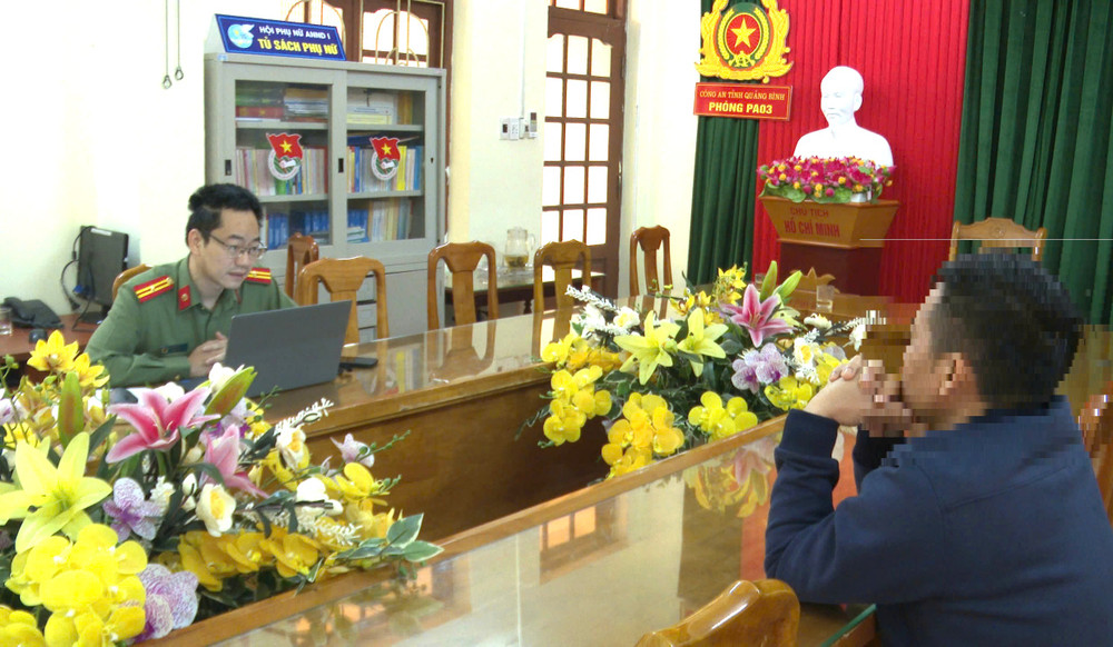 P.V.T làm việc với cán bộ Phòng An ninh chính trị nội bộ, Công an tỉnh Quảng Bình. (Ảnh: Công an Quảng Bình)