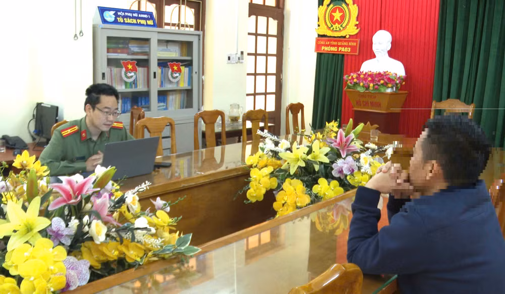 P.V.T làm việc với cán bộ Phòng An ninh chính trị nội bộ, Công an tỉnh Quảng Bình. (Ảnh: Công an Quảng Bình)