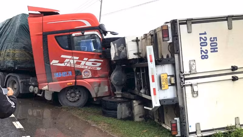 Tai nạn trên tuyến tránh Quốc lộ 1 qua thành phố Đồng Hới trưa nay làm 3 xe ô-tô bị hư hỏng.