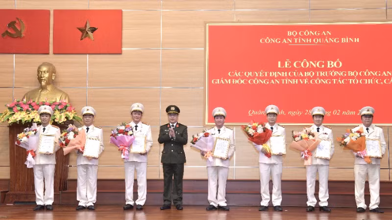 Đại tá Nguyễn Thanh Liêm, Giám đốc Công an tỉnh Quảng Bình trao quyết định điều động cho các cán bộ lãnh đạo Công an cấp huyện. 