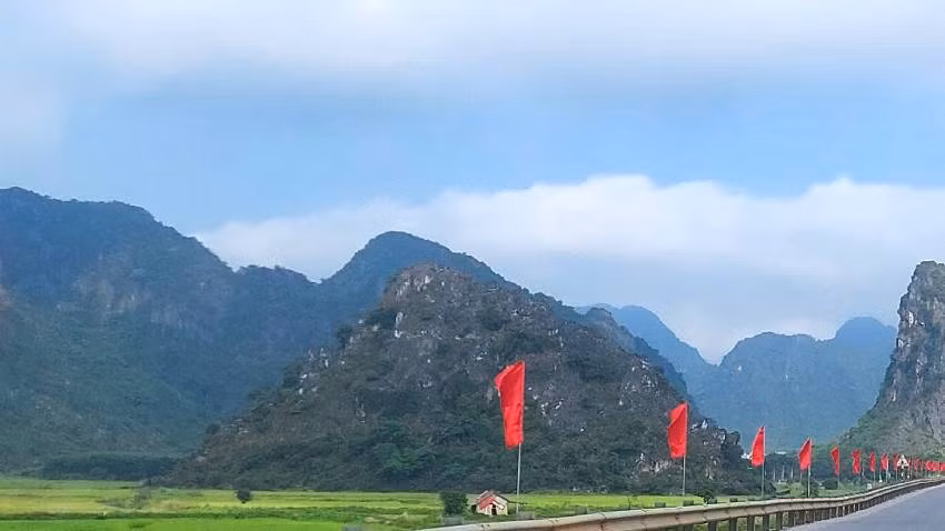 Thị trấn Phong Nha có nhiều núi đá vôi dưới tác động của các đợt mưa, lũ và thay đổi về nhiệt độ, thời tiết xuất hiện 1 vị trí rạn nứt lớn có nguy cơ cao bị sạt lở. 