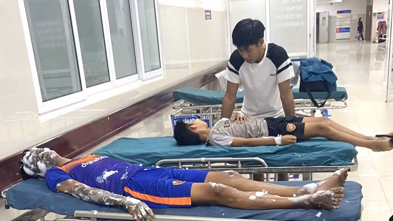 4 học sinh ở Quảng Bình phải nhập viện cấp cứu do làm pháo theo hướng dẫn trên Youtube.