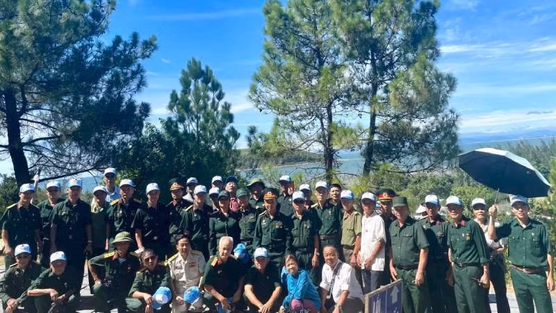 Một đoàn cựu chiến binh đến viếng, dâng hương mộ Đại tướng Võ Nguyên Giáp ở Vũng Chùa. (Ảnh: TH)