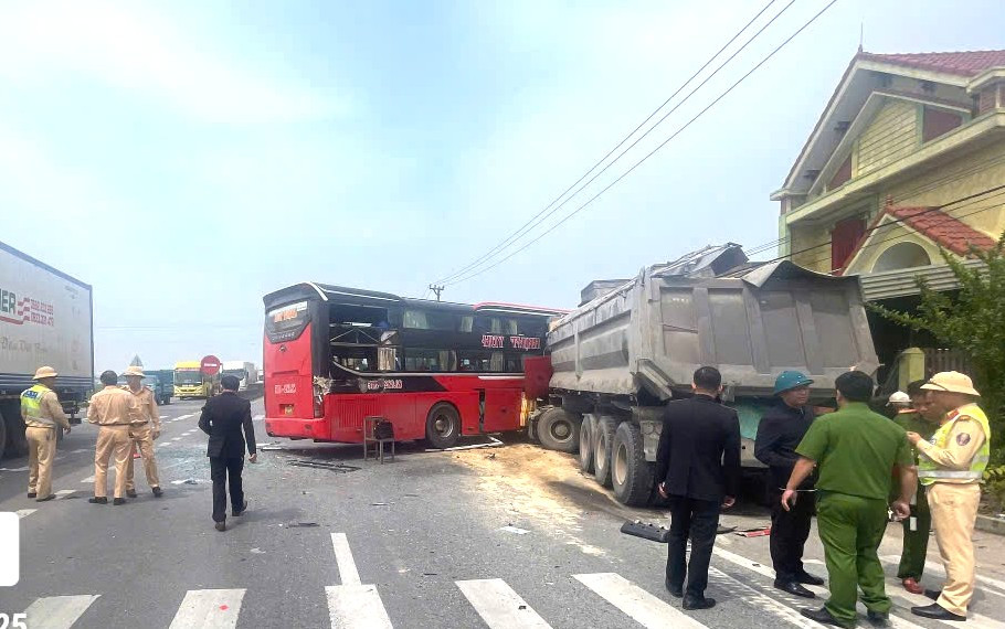 Lực lượng của Công an tỉnh Quảng Bình đến hiện trường xử lý vụ tai nạn liên hoàn đầu giờ chiều nay.