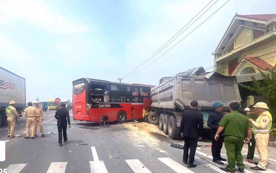 Lực lượng của Công an tỉnh Quảng Bình đến hiện trường xử lý vụ tai nạn liên hoàn đầu giờ chiều nay.