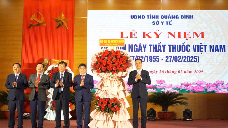 Bí thư Tỉnh ủy Quảng Bình Lê Ngọc Quang tặng hoa chúc mừng các thầy thuốc.