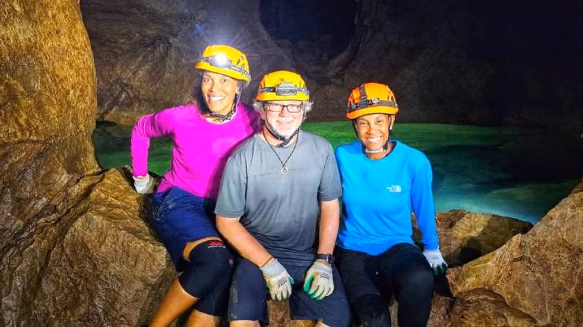 Khách nước ngoài rất thích thú khi trải nghiệm hang Chà Lòi, huyện Lệ Thủy với cảm giác mát lạnh (Ảnh Cương Trần)