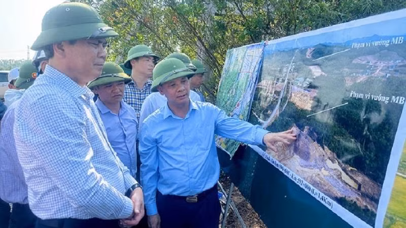 Chủ tịch Ủy ban nhân dân tỉnh Quảng Bình Trần Thắng (ngoài cùng bên trái) nghe báo cáo tình hình thi công dự án cao tốc Bắc-Nam đoạn qua địa phương