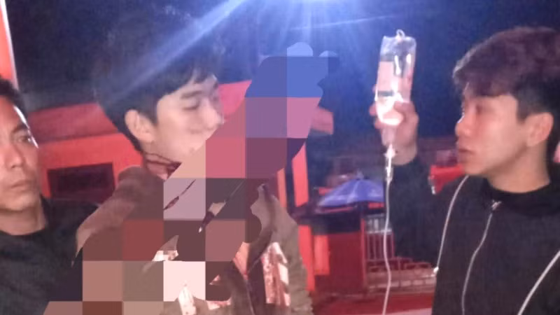 Nam thanh niên được đưa vào bệnh viện cấp cứu trong tình trạng còn thanh sắt dài khoảng 1,2m đâm xuyên qua vùng cằm cổ.