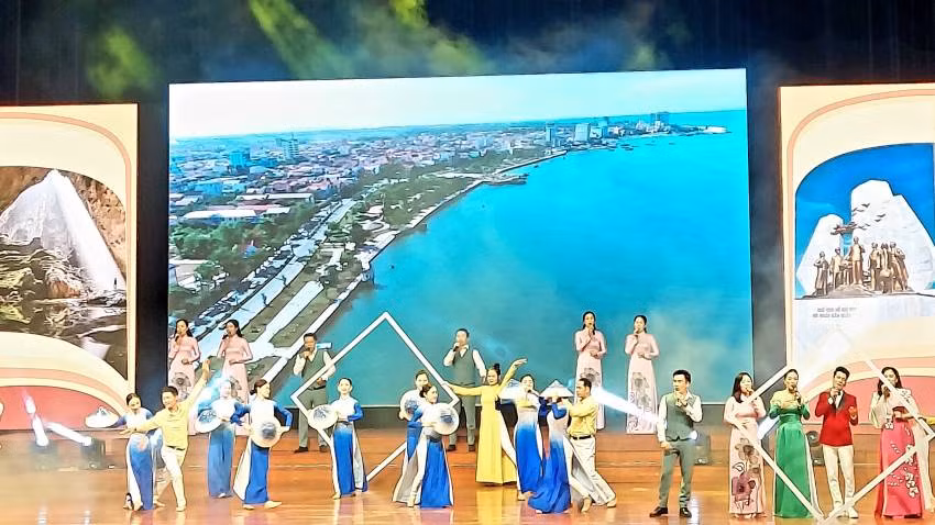 Một tiết mục hát về quê hương Quảng Bình được giới thiệu với khán giả.