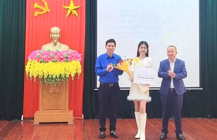 Ban tổ chức trao quà cho em Nguyễn Lê Vi, quán quân người mẫu nhí tại cuộc thi Asia Model Awards.