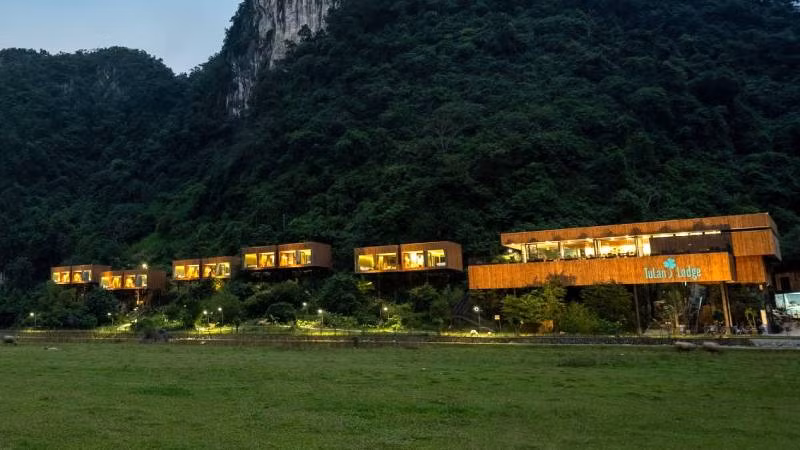 Tú Làn Lodge là mô hình lưu trú dựa vào vách núi để thích ứng thời tiết ở vùng "rốn lũ" Tân Hóa.