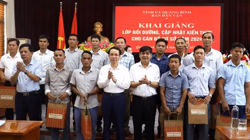 Lãnh đạo Ban Dân vận Tỉnh ủy Quảng Bình trao quà cho học viên là cán bộ thôn, bản, vùng đồng bào có đạo. 