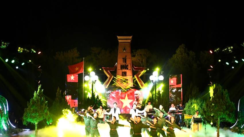 Một tiết mục trong chương trình nghệ thuật "Trường Sơn Đông gọi Trường Sơn Tây" với chủ đề “Khoảng trời và hố bom”