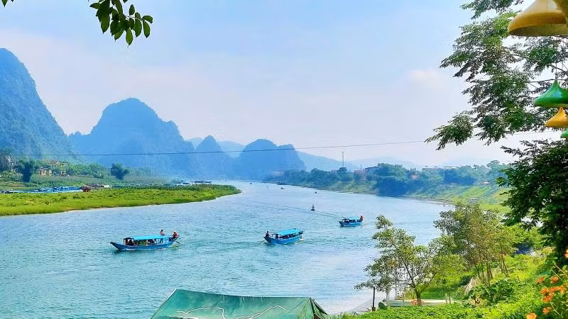 Sáng sớm ngày 1/9, thuyền đưa khách thăm động Phong Nha.