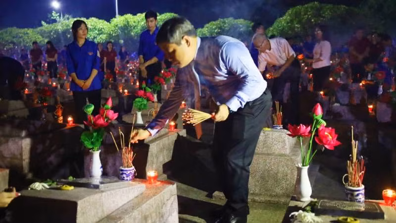 Bí thư Tỉnh ủy Quảng Bình Vũ Đại Thắng dâng hương lên từng phần mộ liệt sĩ.