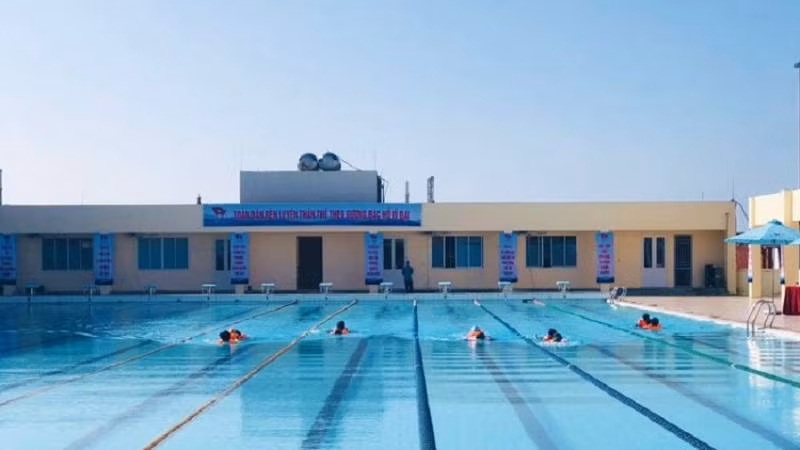 Dạy bơi cho học sinh ở thành phố Đồng Hới.